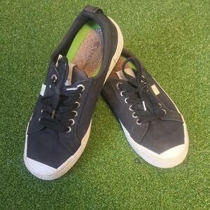 Cariuma Women's Sneakers - Black and White